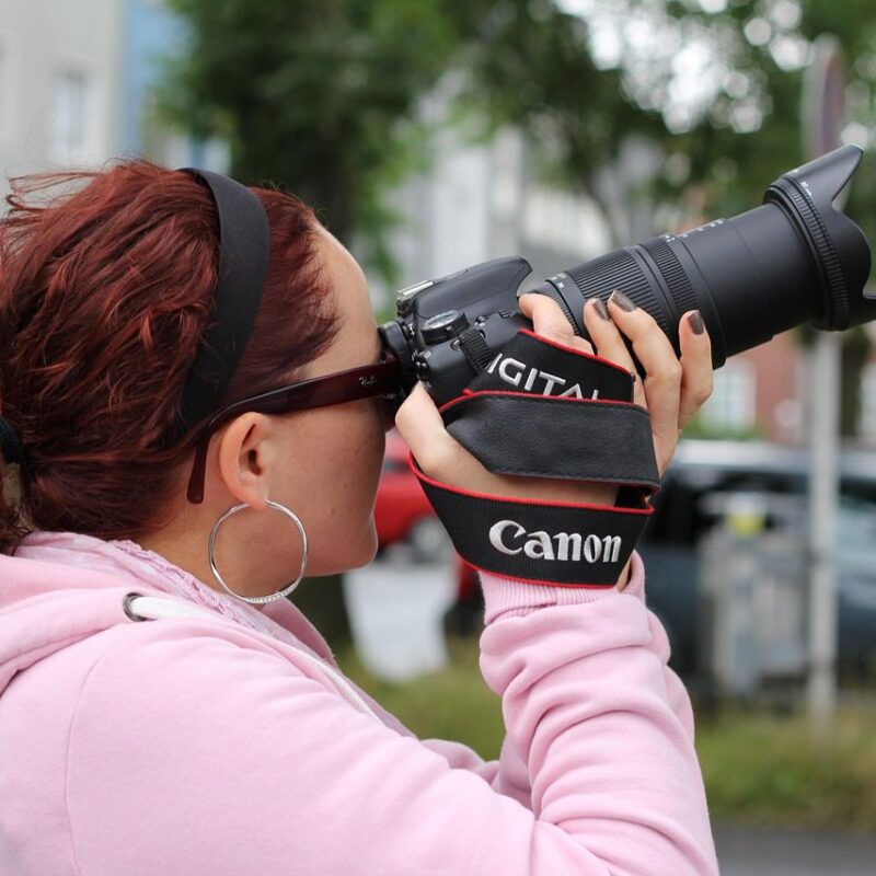 photographer-1029391_1280 Photographer capturing a moment during a gorilla trekking adventure in the wild