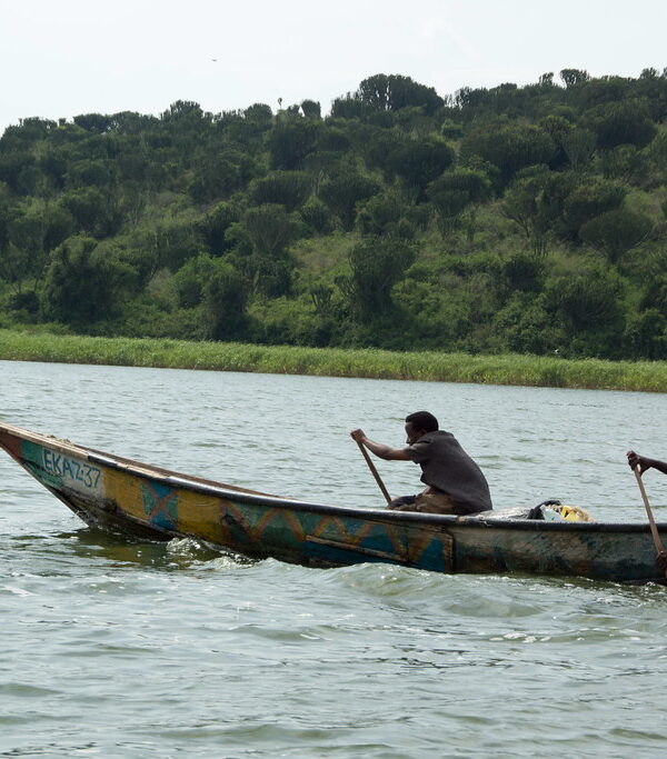 Canoe Safaris in Uganda2 600x683