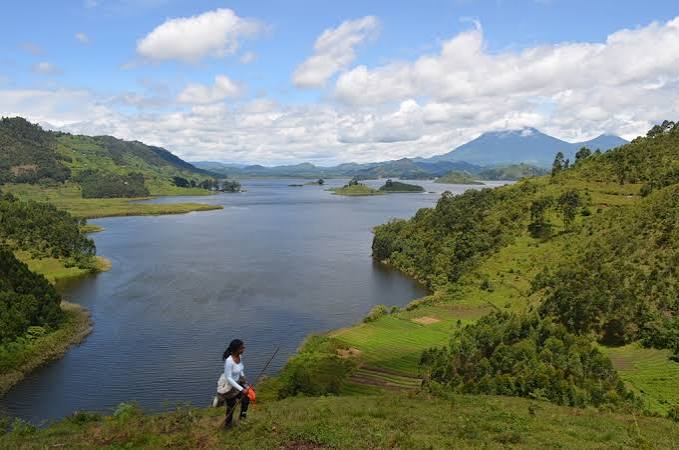Lake Mutanda: The Volcano View Lake Most Travellers Drive Past