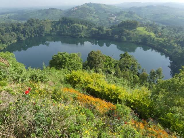 Lake Nkuruba and the Fort Portal Crater Lakes Circuit on Foot