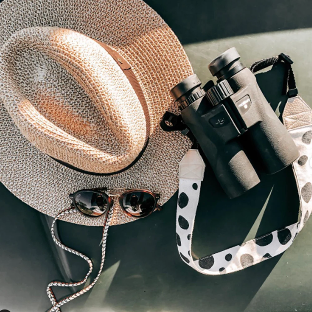 Safari Hat and Sunglasses: Features That Matter on Open Vehicles